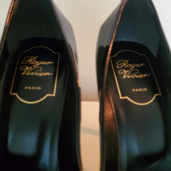 Vintage Roger Vivier black patent pumps with gold buckle - Picture 13 of 15